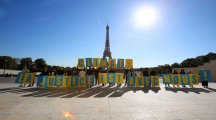 militants, pancartes, place ensoleillé, Tour Eiffel