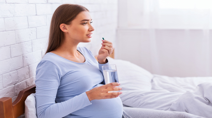 femme enceinte, médicament, verre d'eau
