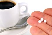 Tasse de café et pastilles d'édulcorants