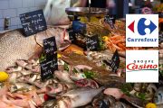 Etale de poissons et logos des supermarchés Carrefour et Casino