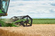 tracteur labourant un champ de blé