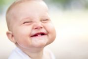 Visage de bébé en train de sourire