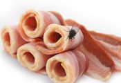 mouche posée sur des tranches de bacon roulées