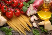 Aliments composant le régime méditerranéen : tomates, pâtes, ail, huile d'olive, basilic