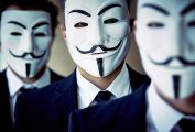Trois hommes portant des masques anonymous