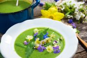 Soupe de légumes et fleurs comestibles