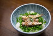 sardines et riz dans une assiette