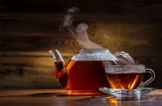 Théière et tasse de thé fumantes