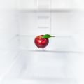 pomme rouge dans un réfrigérateur vide