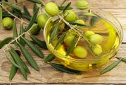 Bol d'huile d'olive et olives vertes
