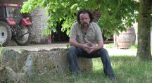 Benoît Biteau assis dans sa ferme de Poîtou Charantes
