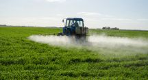 Pulvérisation de pesticides par un tracteur dans un champ