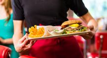 plateau repas contenant burger, frites et soda