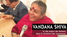 Vandana Shiva au micro de Bio à la Une le sourire aux lèvres