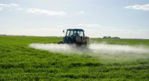 Épandage de pesticides dans un champ 