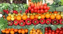 étal de fruits et légumes sur un marché