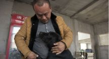 Wang Yan et l'un des chiens qu'il a accueilli dans son refuge