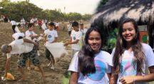 des enfants ramassent des déchets sur les plages de Bali
