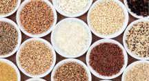 du riz, du blé, de l'orge et d'autres céréales dans des bols