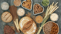 Aliments riches en fibres sur une table, noisettes, riz et pâtes