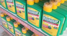 Bouteilles de Roundup sur un étalage de supermarché