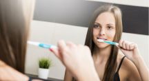 une femme se brosse les dents