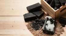 du charbon végétal et du savon noir