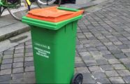 une poubelle orange dans les rues de Paris