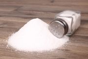 du sel renversé sur une table