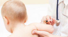 un bébé en train de se faire vacciner par un médecin