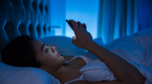 femme téléphone portable dans son lit, lumière bleue