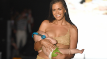 Mara Martin défile en allaitant son bébé