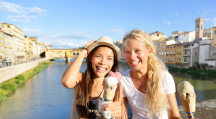 Touristes mangeant une glace à Florence
