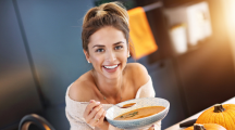 femme mangeant une soupe