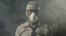 Un homme avec un masque dans une atmosphere polluée