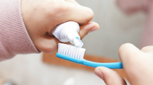 Le dioxyde de titane, controversé car il contient des nanoparticules, est largement présent dans les dentifrices