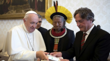 Le chef indien Raoni chez le pape, super défenseur de l'Amazonie