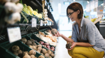 femme choisissant légumes supermarché