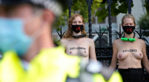 Des militantes d'Extinction Rebellion s'enchaînent seins nus au parlement britannique