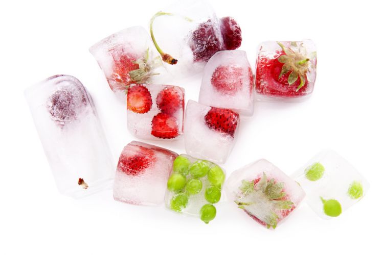 cubes de glaces enfermant des fruits et légumes