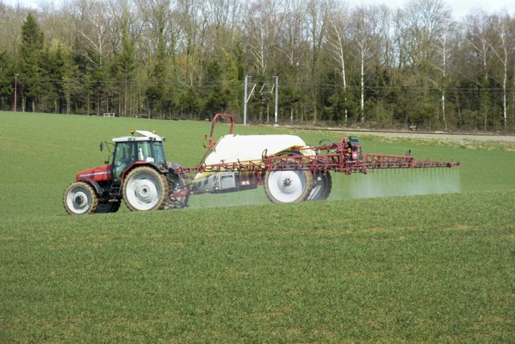 Tracteur répendant des pesticides sur un champ