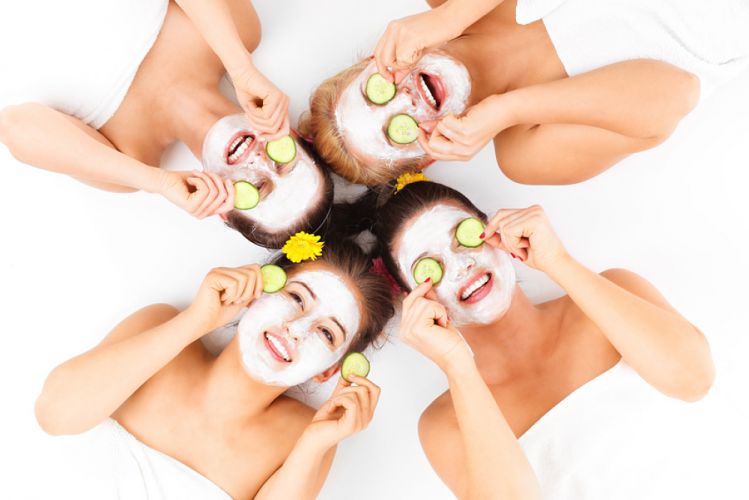 Quatre femmes allongées se faisant un masque du visage