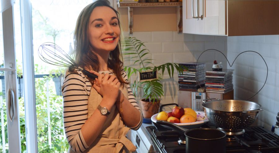 Charlotte-India MOORE en train de cuisiner