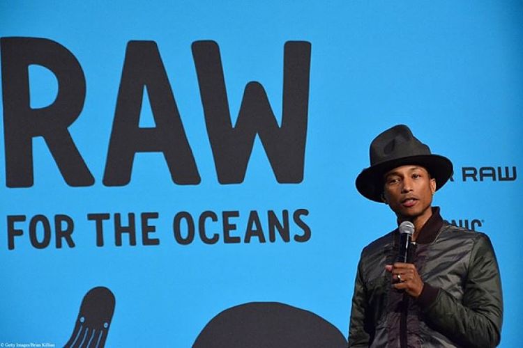 Le chanteur Pharrell Williams en présentation pour la collection de vêtement Raw for the oceans