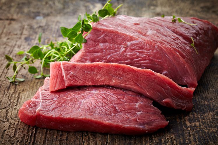 pavé de viande rouge découpé en tranche