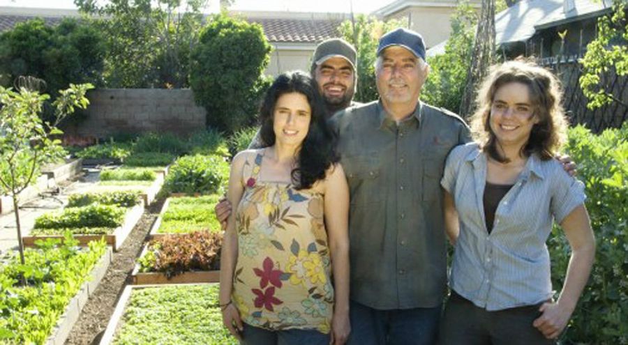 La famille Dervaes vivant en Californie dans leur jardin