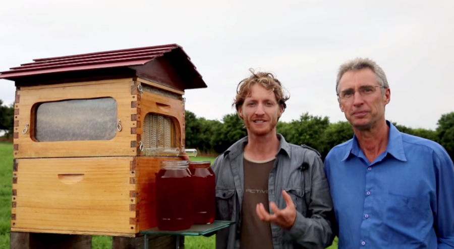 Cedar et Stuart Anderson devant leur ruche à robinet