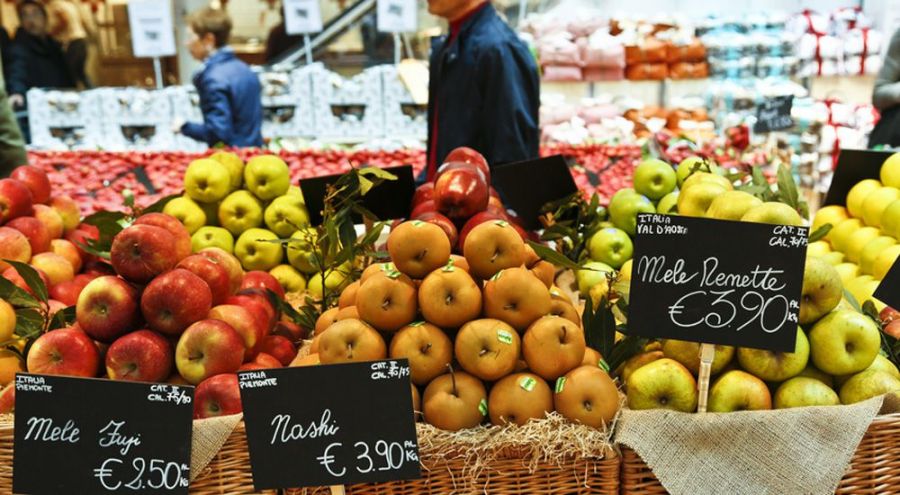 Etalages des pommes dans un marché