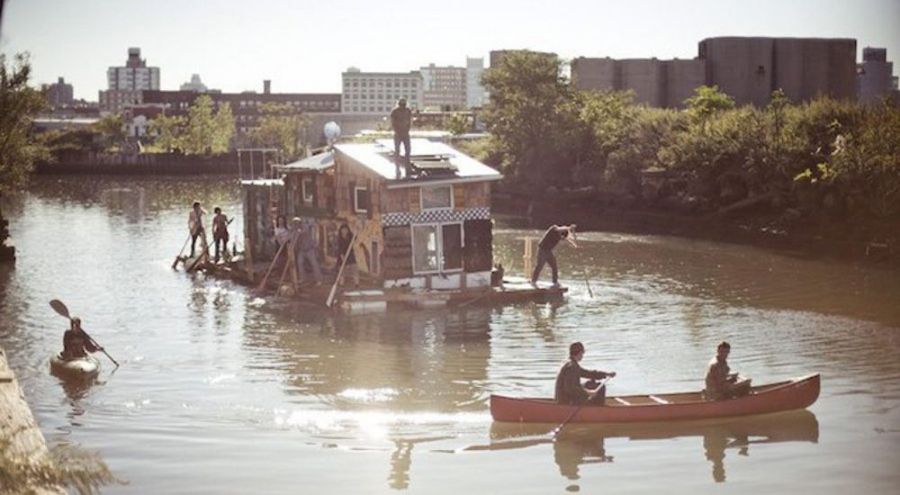 La maison-bateau Jerko navigant sur les rives du Gowanus