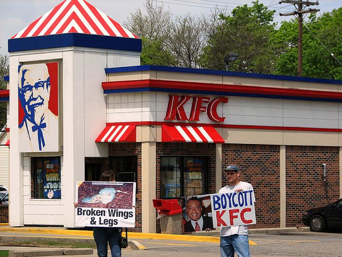 Des manifestants appelant au boycott de la chaîne KFC